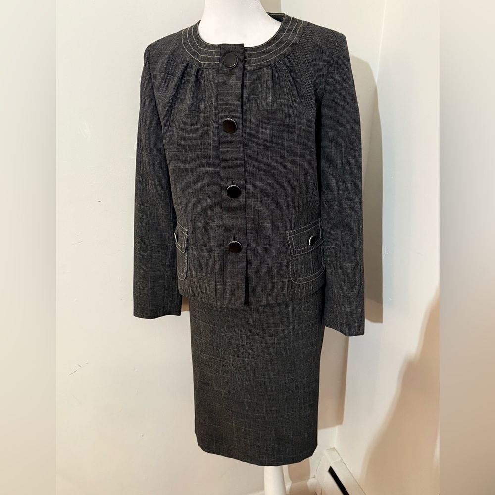 Elegant Kasper Gray Business Suit - Size 10P